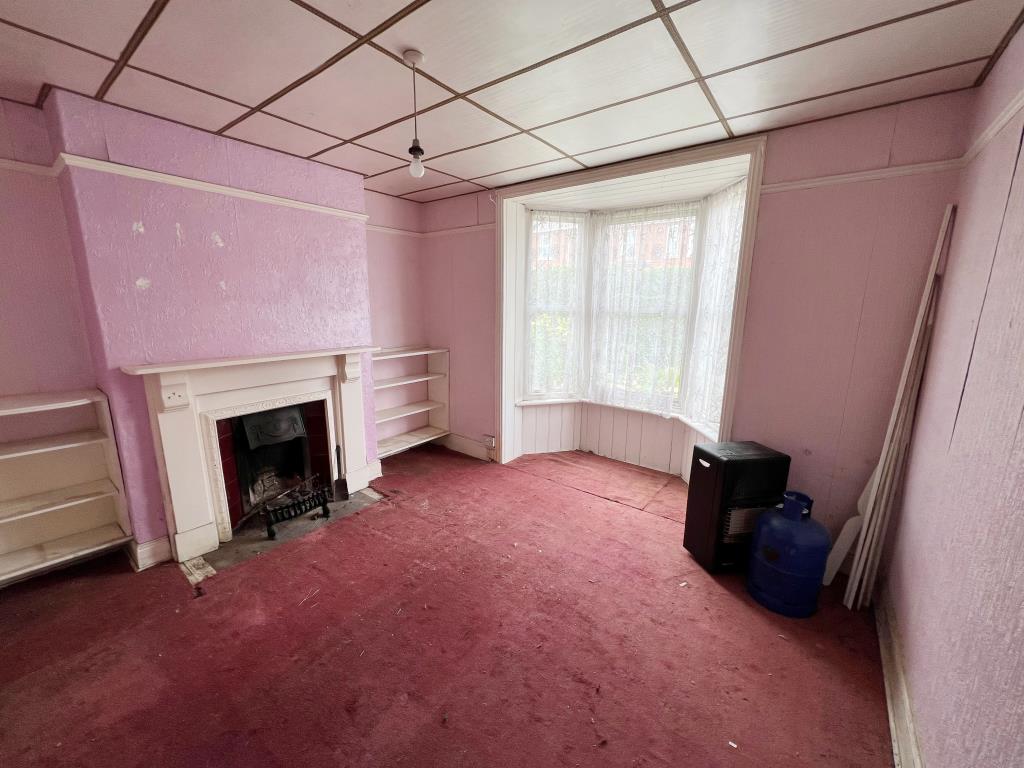 Lot: 82 - THREE-BEDROOM HOUSE FOR IMPROVEMENT -